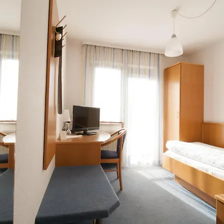 Krone Strassdorf מלון *