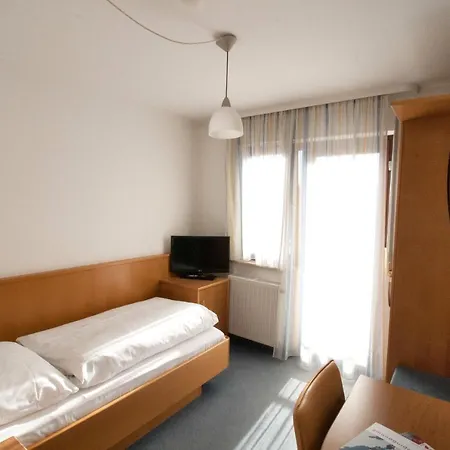 מלון Krone Strassdorf *