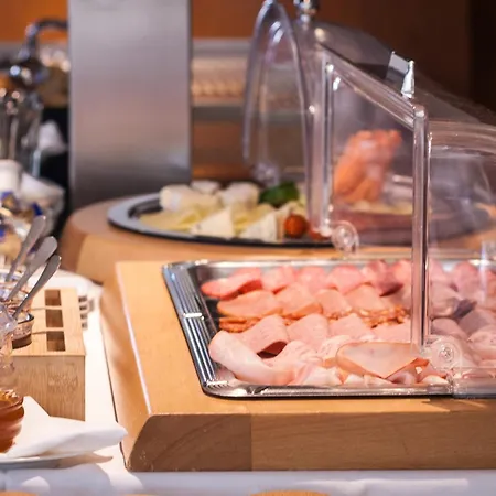 מלון Krone Strassdorf *